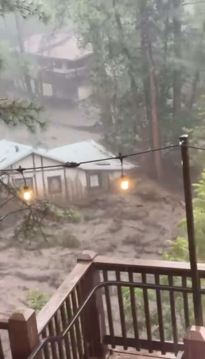 Suman 3 muertos y decenas de rescates por inundaciones en Ruidoso
