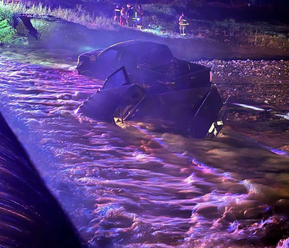 Desaparece niño al arrastrar el agua dos vehículos